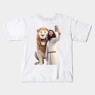 The Lion and the Lamb: Selfie of the Lion of Judah Kids T-Shirt